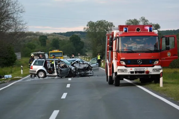 Do nesreće je do&scaron;lo tako &scaron;to je, za sada nepoznati vozač osobnog automobila marke Mercedes, krećući se u smjeru Predavca, iz zasad neutvrđenog razloga, pre&scaron;ao sa vozilom u lijevo na suprotni kolnički trak pri čemu je do&scaron;lo do direktnog sudara s prednjim krajem osobnog automobila VW Golfa koji se kretao iz suprotnog smjera.