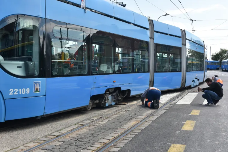 Tramvaj broj 4 iskočio iz tračnica
