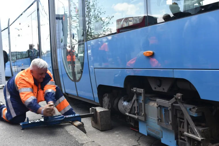 Tramvaj broj 4 iskočio iz tračnica