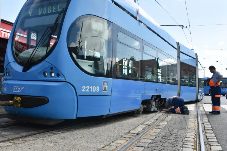 Tramvaj broj 4 iskočio iz tračnica