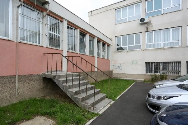 I sam ravnatelj Doma zdravlja Vrapče vidi besmislenost ovih stepenica koje su ostale nakon rekonstrukcije unutarnjeg prostora prilikom koje su zazidana vrata. Dodao je da bi stepenice trebale biti maknute do ljeta.