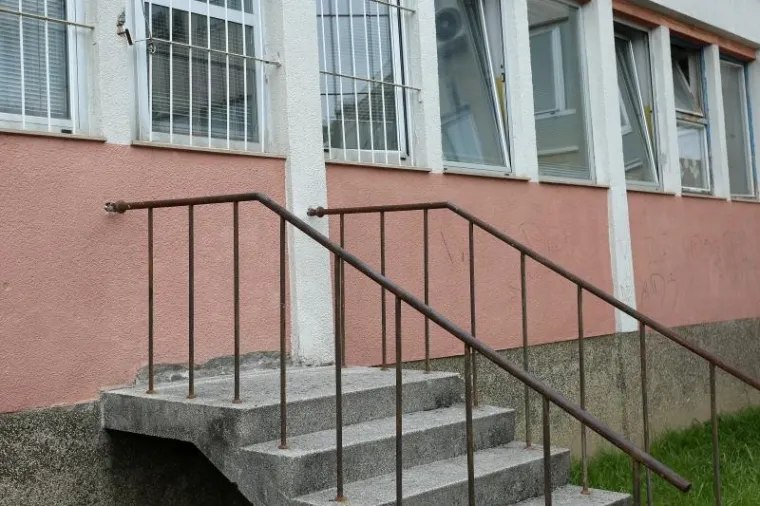 Stepenice na zgradi Doma zdravlja Vrapče koje ne vode ni do kakvih vrata.