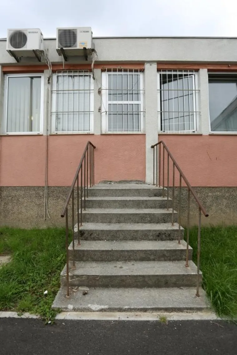 Vrata do kojih su stepenice na zgradi Doma zdravlja Vrapče vodila, zazidana su tijekom rekonstrukcije unutarnjeg prostora, no stepenice su ostale.