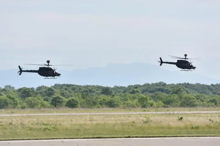 NOVE SNAGE U ZRAKU: U Zračnoj bazi Zemunik održana prezentacija letačke obuke na helikopterima Kiowa
