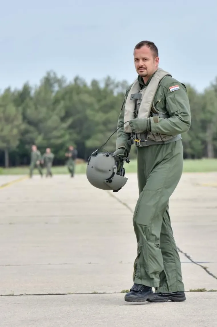 NOVE SNAGE U ZRAKU: U Zračnoj bazi Zemunik održana prezentacija letačke obuke na helikopterima Kiowa