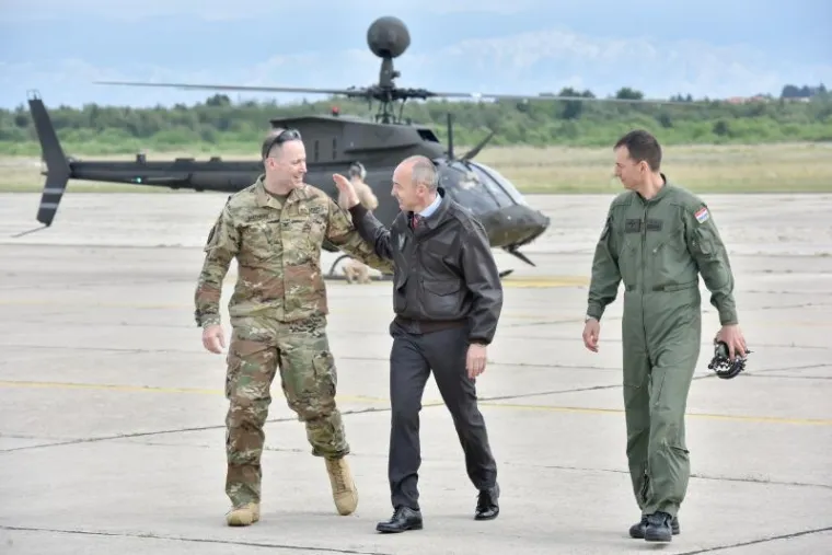 NOVE SNAGE U ZRAKU: U Zračnoj bazi Zemunik održana prezentacija letačke obuke na helikopterima Kiowa