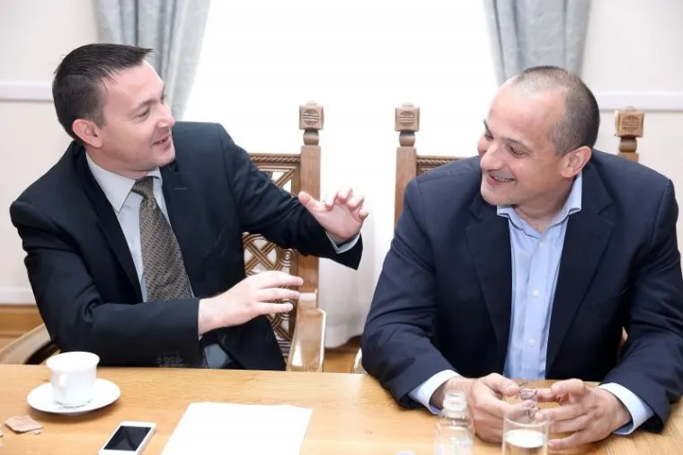 ŠTO IM JE BILO TOLIKO SMIJEŠNO? SDP-ovci Bauk i Miljenić pokidali se od smijeha