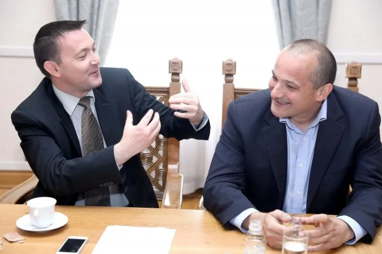 ŠTO IM JE BILO TOLIKO SMIJEŠNO? SDP-ovci Bauk i Miljenić pokidali se od smijeha