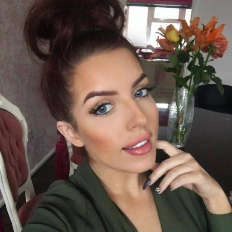 Tara Natasha (26) iz Cardiff zasitila se silnih eksplicitnih fotografija koje su joj perverznjaci slali na Snapchat, stoga je jednog od njih odlučila malo "provozati". Kad ju je upitao za adresu, dala mu je onu Buckinghamske palače. Naivac je vozio 40 minuta, bez ikakve ideje da se radi o spački. Pogledajte poruke i nasmijte se do suza.