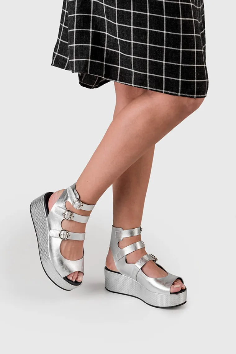 Zaobilazeći trend modnog romanticizma i jakih kolorita, boje su unificirane na svakom modelu krećući se od tona ružičastog zlata, bronce pa sve do hladne srebrne i metalik plave, čiji monokromatski izgled razbija dodatak plutenog potplata na pojedinim kombinacijama.