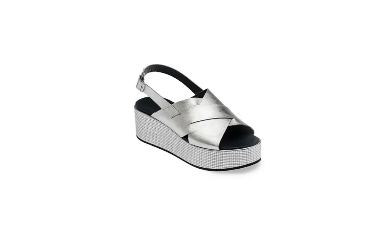 Nove modne visine i suptilni metalik sjaj donose nam najbolju kolekciju platform sandala s potpisom domaćeg modnog diva