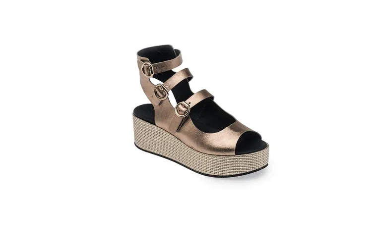 Nove modne visine i suptilni metalik sjaj donose nam najbolju kolekciju platform sandala s potpisom domaćeg modnog diva