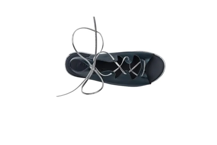 Nove modne visine i suptilni metalik sjaj donose nam najbolju kolekciju platform sandala s potpisom domaćeg modnog diva