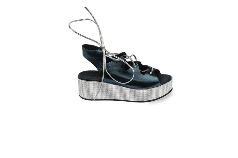 Nove modne visine i suptilni metalik sjaj donose nam najbolju kolekciju platform sandala s potpisom domaćeg modnog diva