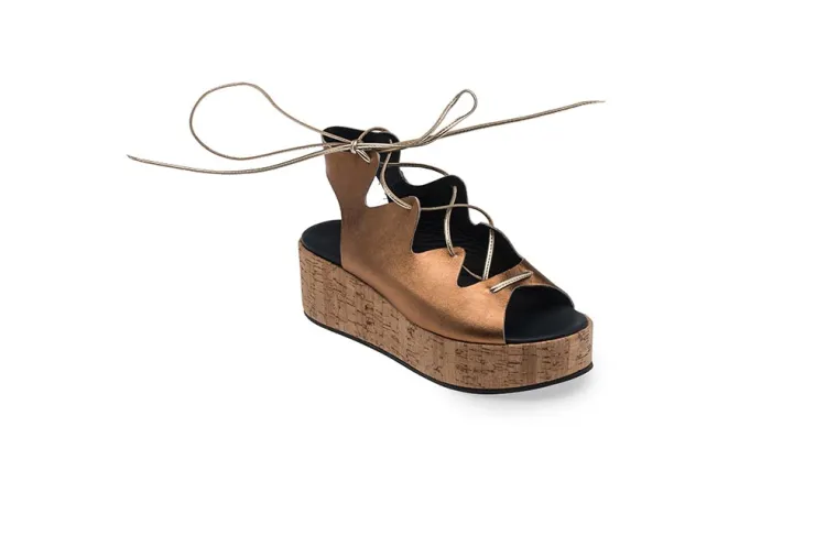 Nove modne visine i suptilni metalik sjaj donose nam najbolju kolekciju platform sandala s potpisom domaćeg modnog diva