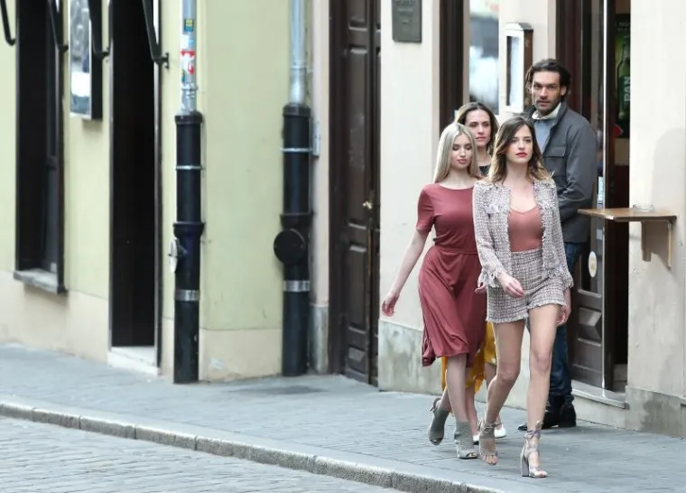SVI SU GLEDALI U NJIH: Atraktivne djevojke privukle pozornost prolaznika na snimanju u centru Zagreba