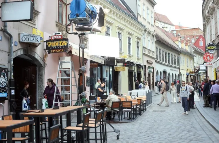 SVI SU GLEDALI U NJIH: Atraktivne djevojke privukle pozornost prolaznika na snimanju u centru Zagreba