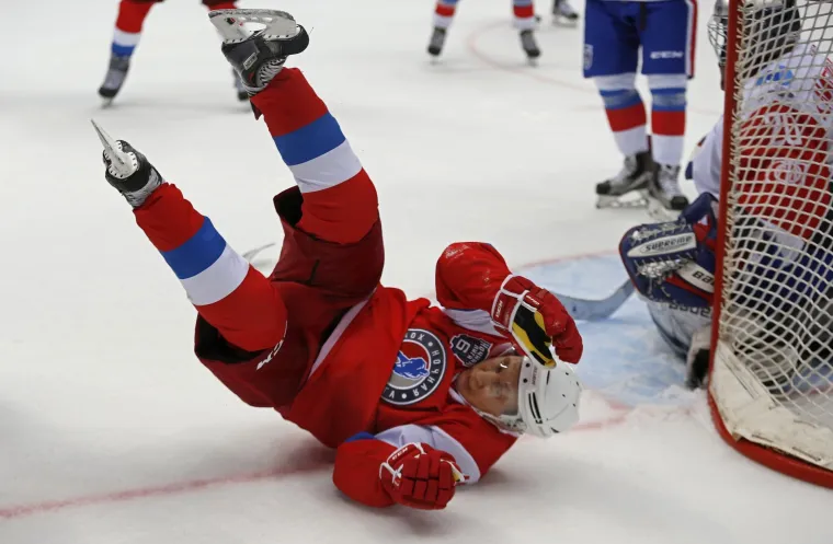 Nakon ronjenja, jahanja, letenja, skijanja i mnogih drugih aktivnosti, predsjednik Ruske Federacije pokazao je umje&scaron;nost i u hokeju na ledu, jednom od vodećih sportova u Rusiji.
I dok većina predsjednika država uvijek i svugdje biva uglađena, Vladimir Putin je potpuno drukčiji. Poznat po ekstremnim aktivnostima, ovaj put odlučio je zaigrati u utakmici hokeja na ledu.
U Sočiju je, naime, upriličena revijalna utakmica, u kojoj je igrački sudjelovao i Putin, postigav&scaron;i čak &scaron;est pogodaka. Njegova je momčad pobijedila rezultatom 17:6.