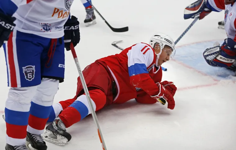 Nakon ronjenja, jahanja, letenja, skijanja i mnogih drugih aktivnosti, predsjednik Ruske Federacije pokazao je umje&scaron;nost i u hokeju na ledu, jednom od vodećih sportova u Rusiji.
I dok većina predsjednika država uvijek i svugdje biva uglađena, Vladimir Putin je potpuno drukčiji. Poznat po ekstremnim aktivnostima, ovaj put odlučio je zaigrati u utakmici hokeja na ledu.
U Sočiju je, naime, upriličena revijalna utakmica, u kojoj je igrački sudjelovao i Putin, postigav&scaron;i čak &scaron;est pogodaka. Njegova je momčad pobijedila rezultatom 17:6.