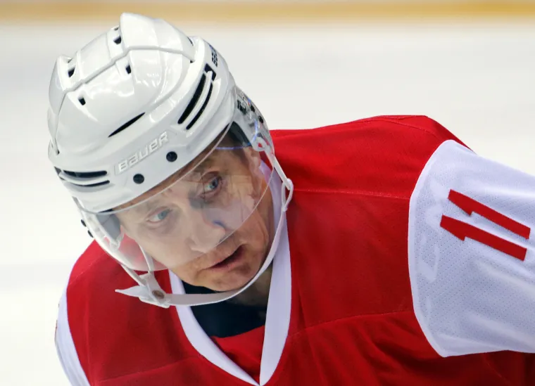 Nakon ronjenja, jahanja, letenja, skijanja i mnogih drugih aktivnosti, predsjednik Ruske Federacije pokazao je umje&scaron;nost i u hokeju na ledu, jednom od vodećih sportova u Rusiji.
I dok većina predsjednika država uvijek i svugdje biva uglađena, Vladimir Putin je potpuno drukčiji. Poznat po ekstremnim aktivnostima, ovaj put odlučio je zaigrati u utakmici hokeja na ledu.
U Sočiju je, naime, upriličena revijalna utakmica, u kojoj je igrački sudjelovao i Putin, postigav&scaron;i čak &scaron;est pogodaka. Njegova je momčad pobijedila rezultatom 17:6.