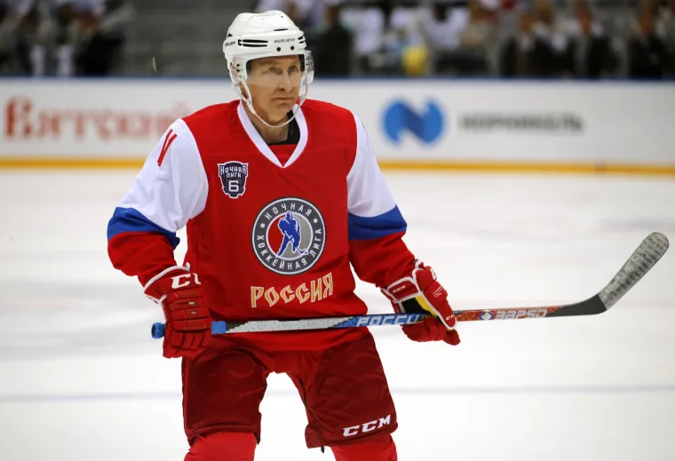 Nakon ronjenja, jahanja, letenja, skijanja i mnogih drugih aktivnosti, predsjednik Ruske Federacije pokazao je umje&scaron;nost i u hokeju na ledu, jednom od vodećih sportova u Rusiji.
I dok većina predsjednika država uvijek i svugdje biva uglađena, Vladimir Putin je potpuno drukčiji. Poznat po ekstremnim aktivnostima, ovaj put odlučio je zaigrati u utakmici hokeja na ledu.
U Sočiju je, naime, upriličena revijalna utakmica, u kojoj je igrački sudjelovao i Putin, postigav&scaron;i čak &scaron;est pogodaka. Njegova je momčad pobijedila rezultatom 17:6.