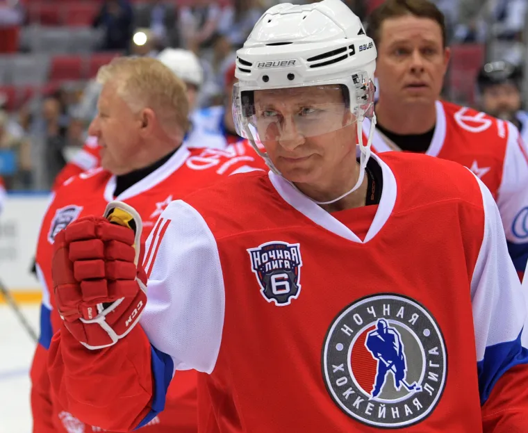 Nakon ronjenja, jahanja, letenja, skijanja i mnogih drugih aktivnosti, predsjednik Ruske Federacije pokazao je umje&scaron;nost i u hokeju na ledu, jednom od vodećih sportova u Rusiji.
I dok većina predsjednika država uvijek i svugdje biva uglađena, Vladimir Putin je potpuno drukčiji. Poznat po ekstremnim aktivnostima, ovaj put odlučio je zaigrati u utakmici hokeja na ledu.
U Sočiju je, naime, upriličena revijalna utakmica, u kojoj je igrački sudjelovao i Putin, postigav&scaron;i čak &scaron;est pogodaka. Njegova je momčad pobijedila rezultatom 17:6.