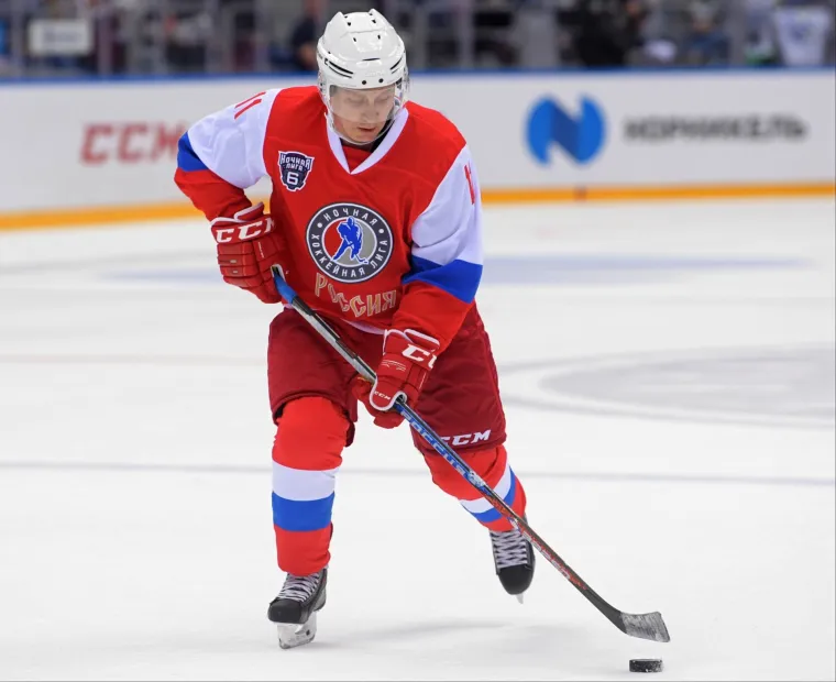 Nakon ronjenja, jahanja, letenja, skijanja i mnogih drugih aktivnosti, predsjednik Ruske Federacije pokazao je umje&scaron;nost i u hokeju na ledu, jednom od vodećih sportova u Rusiji.
I dok većina predsjednika država uvijek i svugdje biva uglađena, Vladimir Putin je potpuno drukčiji. Poznat po ekstremnim aktivnostima, ovaj put odlučio je zaigrati u utakmici hokeja na ledu.
U Sočiju je, naime, upriličena revijalna utakmica, u kojoj je igrački sudjelovao i Putin, postigav&scaron;i čak &scaron;est pogodaka. Njegova je momčad pobijedila rezultatom 17:6.