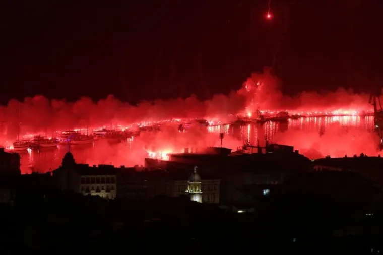 Riječka navijačka skupina Armada proslavila je 30 godina postojanja paljenjem baklji na vi&scaron;e lokacija po gradu. Zapaljeno je 1.987 baklji, po godini osnutka Armade, duž lukobrana Mololongo u riječkoj luci, te na Trsatskoj gradini i riječkim neboderima.