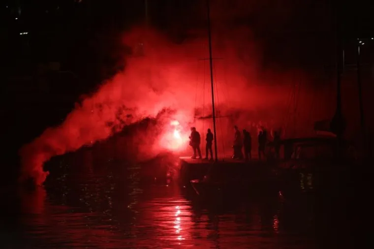 Riječka navijačka skupina Armada proslavila je 30 godina postojanja paljenjem baklji na vi&scaron;e lokacija po gradu. Zapaljeno je 1.987 baklji, po godini osnutka Armade, duž lukobrana Mololongo u riječkoj luci, te na Trsatskoj gradini i riječkim neboderima.