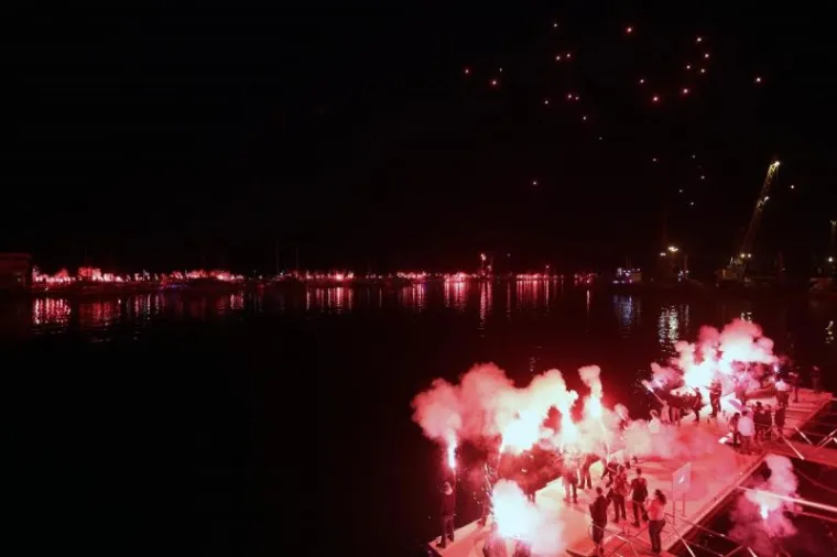 Riječka navijačka skupina Armada proslavila je 30 godina postojanja paljenjem baklji na vi&scaron;e lokacija po gradu. Zapaljeno je 1.987 baklji, po godini osnutka Armade, duž lukobrana Mololongo u riječkoj luci, te na Trsatskoj gradini i riječkim neboderima.