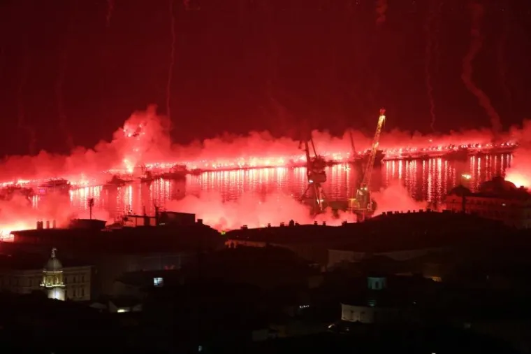 Riječka navijačka skupina Armada proslavila je 30 godina postojanja paljenjem baklji na vi&scaron;e lokacija po gradu. Zapaljeno je 1.987 baklji, po godini osnutka Armade, duž lukobrana Mololongo u riječkoj luci, te na Trsatskoj gradini i riječkim neboderima.