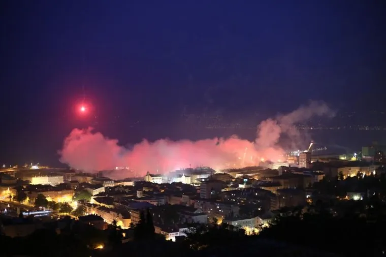 Riječka navijačka skupina Armada proslavila je 30 godina postojanja paljenjem baklji na vi&scaron;e lokacija po gradu. Zapaljeno je 1.987 baklji, po godini osnutka Armade, duž lukobrana Mololongo u riječkoj luci, te na Trsatskoj gradini i riječkim neboderima.