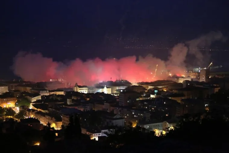 Riječka navijačka skupina Armada proslavila je 30 godina postojanja paljenjem baklji na vi&scaron;e lokacija po gradu. Zapaljeno je 1.987 baklji, po godini osnutka Armade, duž lukobrana Mololongo u riječkoj luci, te na Trsatskoj gradini i riječkim neboderima.