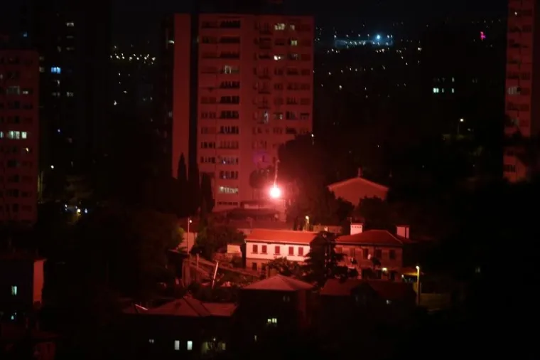 Riječka navijačka skupina Armada proslavila je 30 godina postojanja paljenjem baklji na vi&scaron;e lokacija po gradu. Zapaljeno je 1.987 baklji, po godini osnutka Armade, duž lukobrana Mololongo u riječkoj luci, te na Trsatskoj gradini i riječkim neboderima.