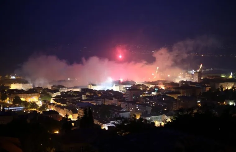 Riječka navijačka skupina Armada proslavila je 30 godina postojanja paljenjem baklji na vi&scaron;e lokacija po gradu. Zapaljeno je 1.987 baklji, po godini osnutka Armade, duž lukobrana Mololongo u riječkoj luci, te na Trsatskoj gradini i riječkim neboderima.