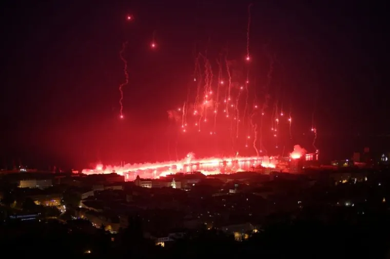 Riječka navijačka skupina Armada proslavila je 30 godina postojanja paljenjem baklji na vi&scaron;e lokacija po gradu. Zapaljeno je 1.987 baklji, po godini osnutka Armade, duž lukobrana Mololongo u riječkoj luci, te na Trsatskoj gradini i riječkim neboderima.