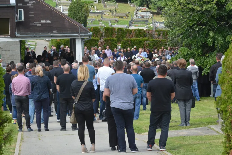 Slatina: posljednji ispraćaj obitelj Turek koja je poginula u prometnoj nesreći