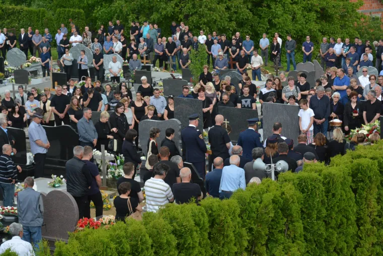 Slatina: posljednji ispraćaj obitelj Turek koja je poginula u prometnoj nesreći