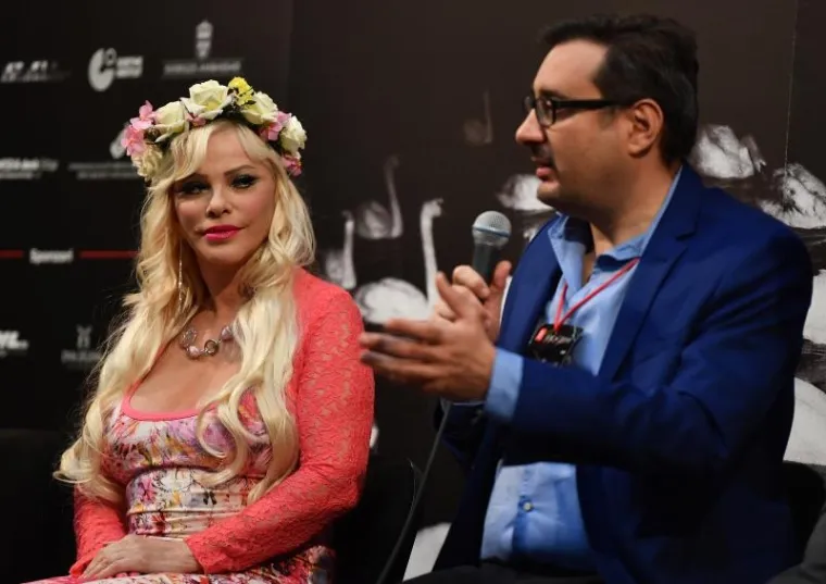 OVO NITKO NIJE OČEKIVAO! Najpoznatija porno-zvijezda i političarka u Beogradu pokazala gole grudi na promociji dokumentarca