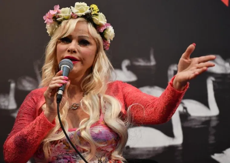 OVO NITKO NIJE OČEKIVAO! Najpoznatija porno-zvijezda i političarka u Beogradu pokazala gole grudi na promociji dokumentarca