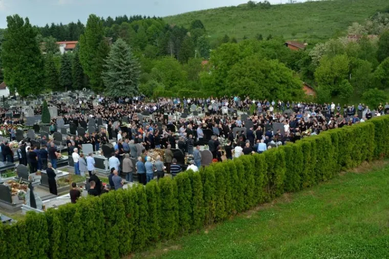 Vozač Mercedesa iz jo&scaron; uvijek nerazja&scaron;njenih razloga naglo je skrenuo na desnu stranu ceste nakon čega je do&scaron;lo do kobnog sudara u kojem su uz obitelj Turek smrtno stradali i vozač Mercedesa Andrija Dominiković i njegova 32-godi&scaron;nja kći Ana.