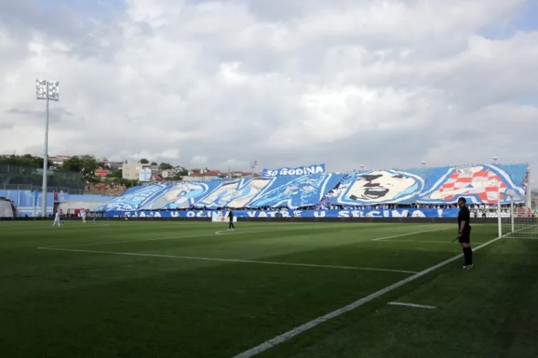 Nogometa&scaron;i Rijeke dočekali su Hajduk uz glasnu i lijepu podr&scaron;ku svoje navijačke skupine.