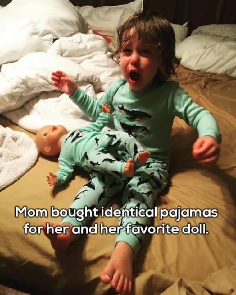 Mama je kupila identične pidžame njoj i lutki.