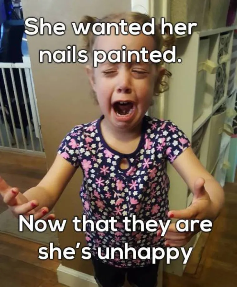 Htjela je da joj mama nalakira nokte, pa je bila nesretna kada ih je mama nalakirala.