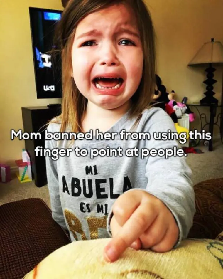 Mama joj je zabranila da koristi srednji prst za pokazivanje.