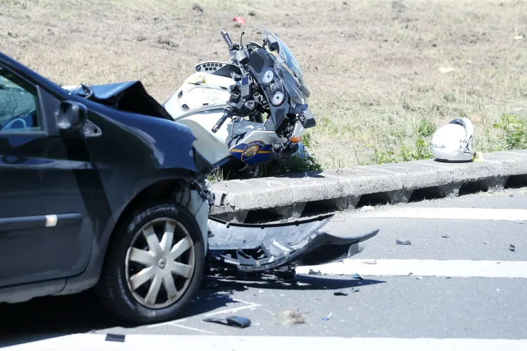 Automobilom udario policajca