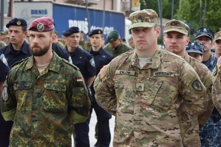 Od danas do subote (15. - 20. svibnja) u Kninu se održava natjecanje za najspremnijeg pripadnika Oružanih snaga pod nazivom 'Prvi za Hrvatsku 2017.' Natjecanja, koja mogu popratiti i građani, zbivat će se na vojnom vježbali&scaron;tu 'Crvena zemlja' i u gradu Kninu.