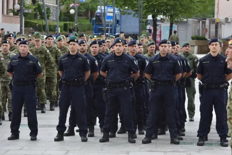 Od danas do subote (15. - 20. svibnja) u Kninu se održava natjecanje za najspremnijeg pripadnika Oružanih snaga pod nazivom 'Prvi za Hrvatsku 2017.' Natjecanja, koja mogu popratiti i građani, zbivat će se na vojnom vježbali&scaron;tu 'Crvena zemlja' i u gradu Kninu.