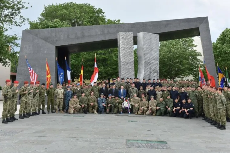 Od danas do subote (15. - 20. svibnja) u Kninu se održava natjecanje za najspremnijeg pripadnika Oružanih snaga pod nazivom 'Prvi za Hrvatsku 2017.' Natjecanja, koja mogu popratiti i građani, zbivat će se na vojnom vježbali&scaron;tu 'Crvena zemlja' i u gradu Kninu.