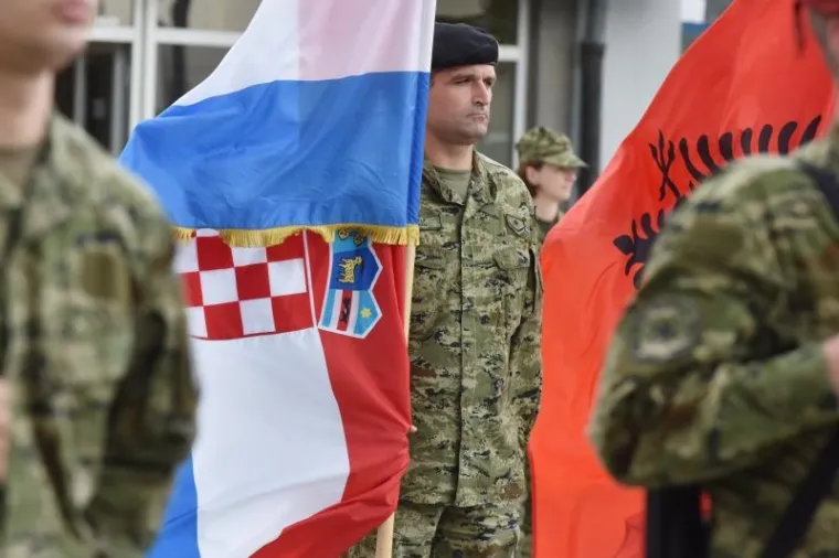 Od danas do subote (15. - 20. svibnja) u Kninu se održava natjecanje za najspremnijeg pripadnika Oružanih snaga pod nazivom 'Prvi za Hrvatsku 2017.' Natjecanja, koja mogu popratiti i građani, zbivat će se na vojnom vježbali&scaron;tu 'Crvena zemlja' i u gradu Kninu.